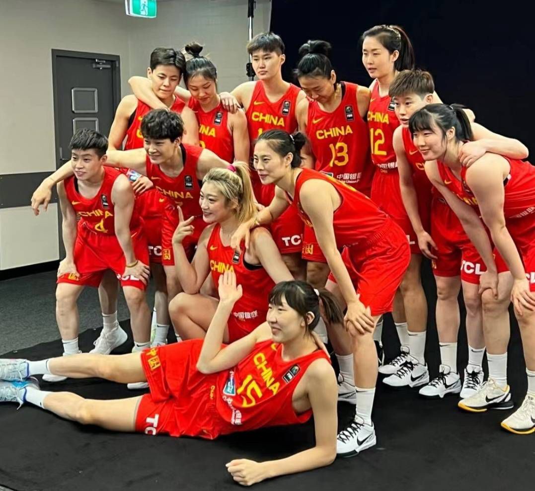 2023-24赛季欧冠16强（小组第一在前）：A组：拜仁慕尼黑、哥本哈根B组：阿森纳、埃因霍温C组：皇家马德里、那不勒斯D组：皇家社会、国际米兰E组：马德里竞技、拉齐奥F组：多特蒙德、巴黎圣日耳曼G组：曼城、莱比锡H组：巴塞罗那、波尔图参加欧联附加赛队伍：A组：加拉塔萨雷B组：朗斯C组：布拉加D组：本菲卡E组：费耶诺德F组：AC米兰G组：年轻人H组：顿涅茨克矿工垫底出局的队伍：A组：曼联B组：塞维利亚C组：柏林联合D组：萨尔茨堡红牛E组：凯尔特人F组：纽卡斯尔联G组：贝尔格莱德红星H组：安特卫普欧冠淘汰赛抽签时间&赛程↓16强抽签：12月18日19点1/8决赛：2月13/14日、20/21日；3月5/6日、12/13日1/4决赛&半决赛抽签：3月15日1/4决赛：4月9/10日、16/17日半决赛：4月30日/5月1日、5月7/8日决赛：6月1日（伦敦，温布利球场）参与欧冠1/8决赛抽签的球队分为种子球队（各组头名）和非种子球队（各组第二），种子球队将与非种子球队相遇；此外，抽签遵循同联赛、同小组规避的原则，进入1/4决赛后该规定不再生效。